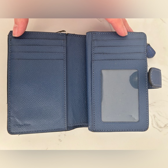 Coach Blue Leather Compact Wallet with Snap Closure-  Pre-owned - Picture 6 of 11
